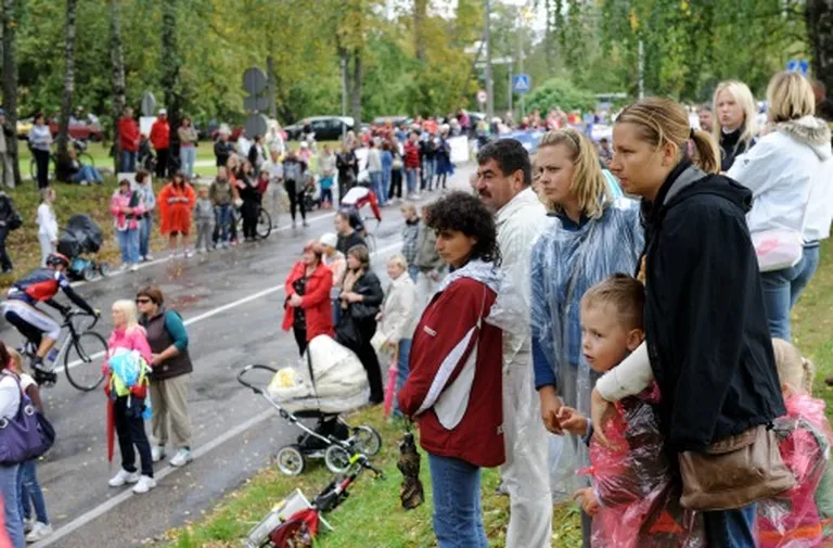Зрители веломарафона в Сигулде