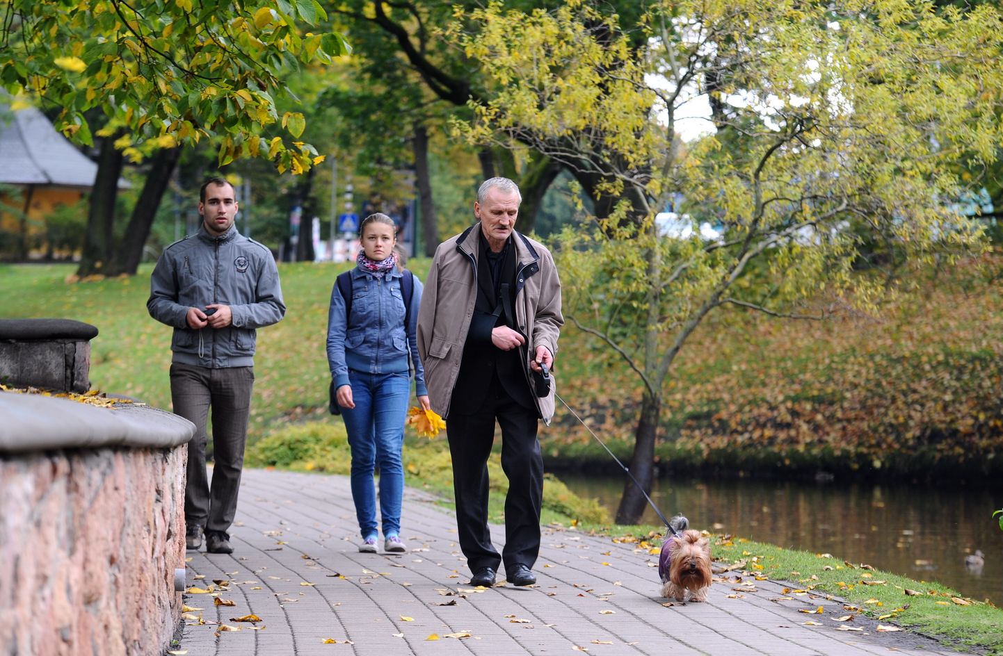 Cilvēki pastaigājas Bastejkalnā gar Rīgas kanālu
