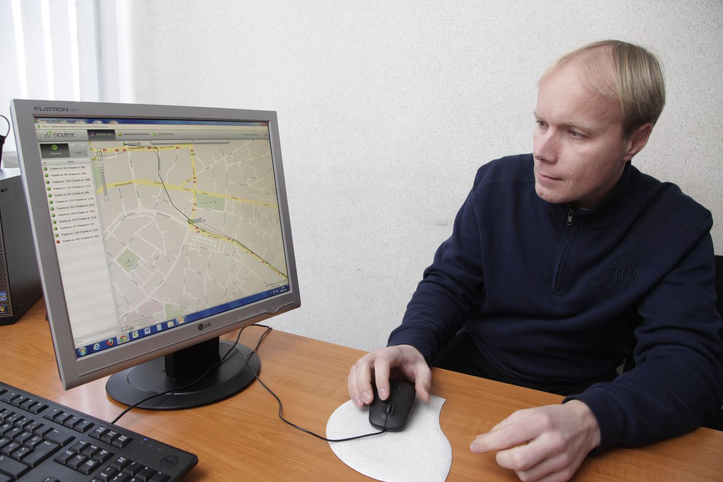 TTTK tehnikaosakonna juhataja Andres Arukivi näeb oma arvuti ekraanilt, kus GPSiga varustatud trammid parajasti asuvad ja millise kiirusega nad sõidavad.