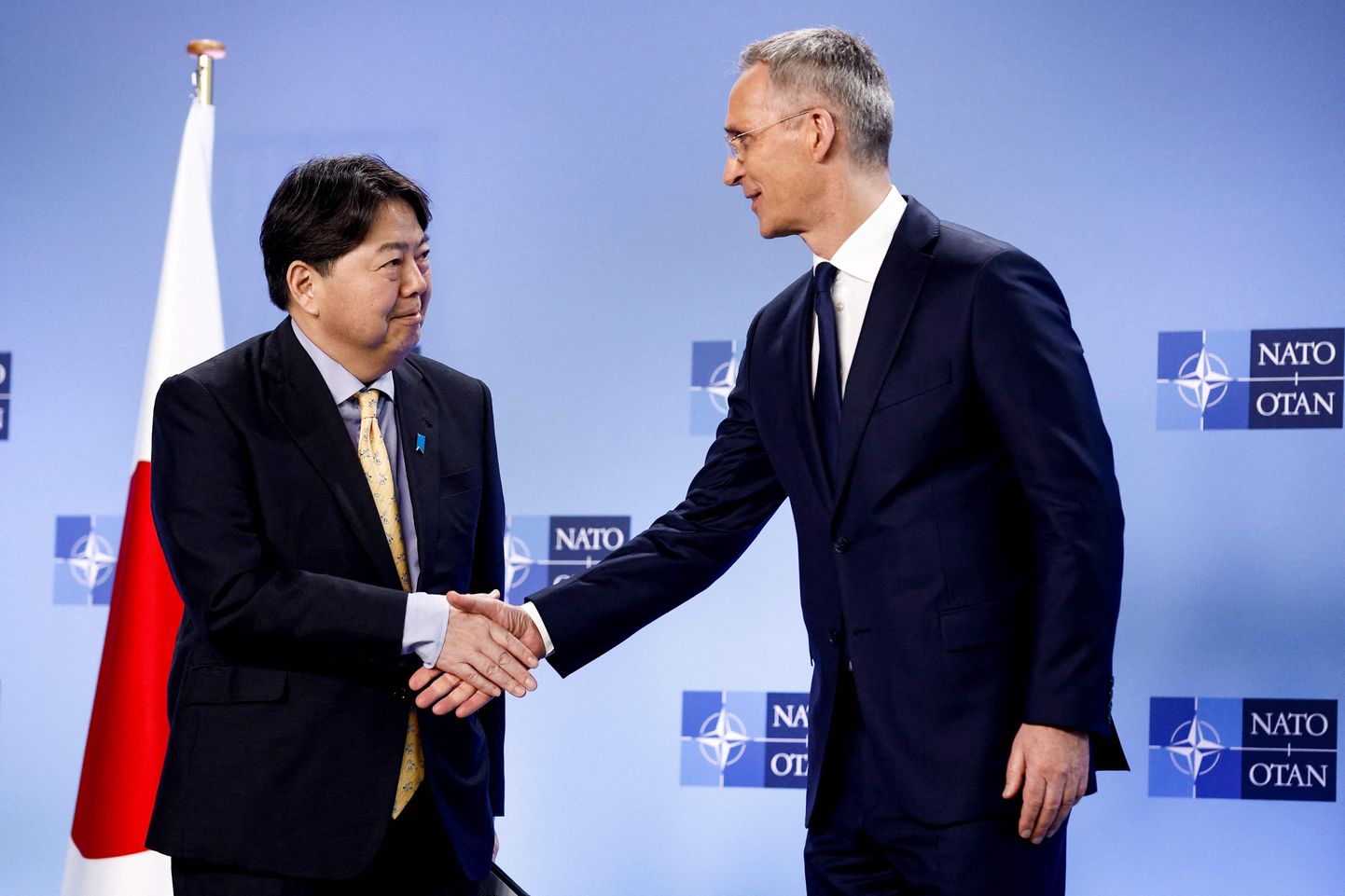 Japānas ārlietu ministrs Josimasa Hajasi un NATO ģenerālsekretārs Jenss Stoltenbergs