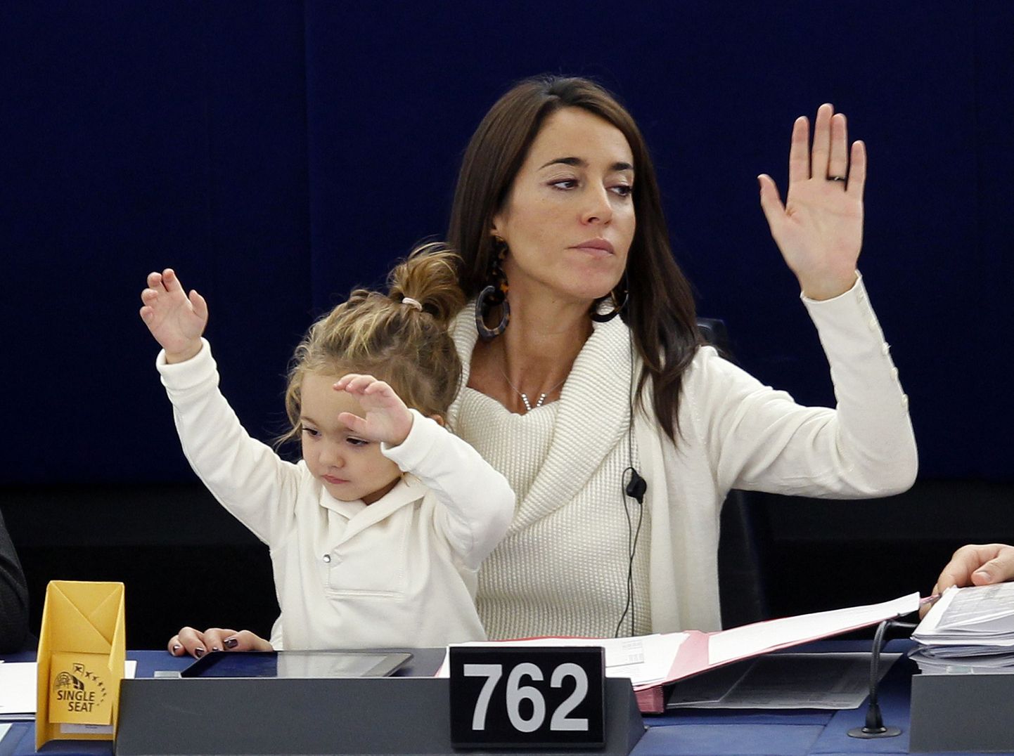 Itaalia eurosaadik Licia Ronzulli osales europarlamendi istungil koos pisitütrega.