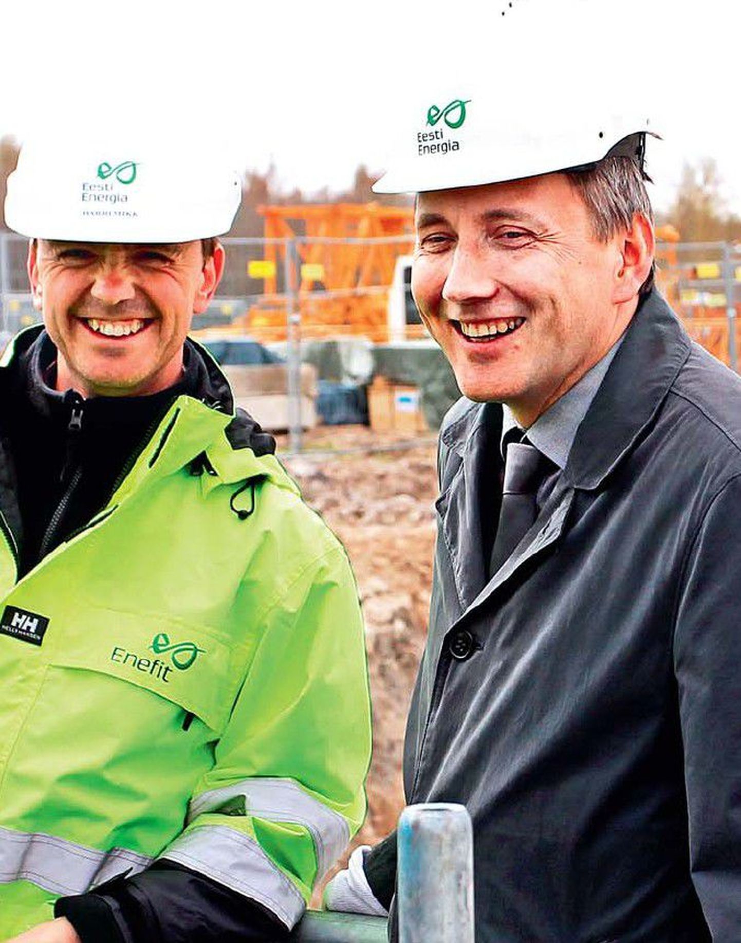 Eesti Energia juhid Harri Mikk ja Sandor Liive mai algul uuele põlevkivielektrijaamale Auveres nurgakivi panemas.