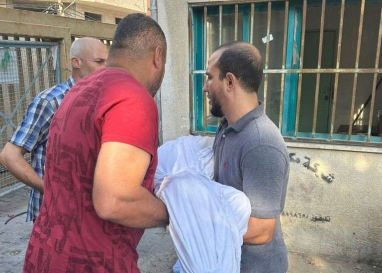 Моамен Эль-Халаби сделал фотографию родственника Омара с его телом на руках.