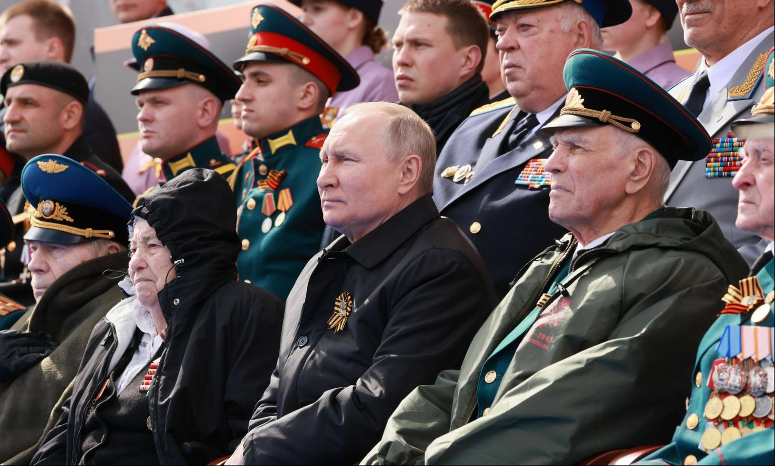 Venemaa president Vladimir Putin vaatab veteranide keskel Moskvas Punasel väljakul Teise maailmasõja lõpu 77. aastapäeva paraadi