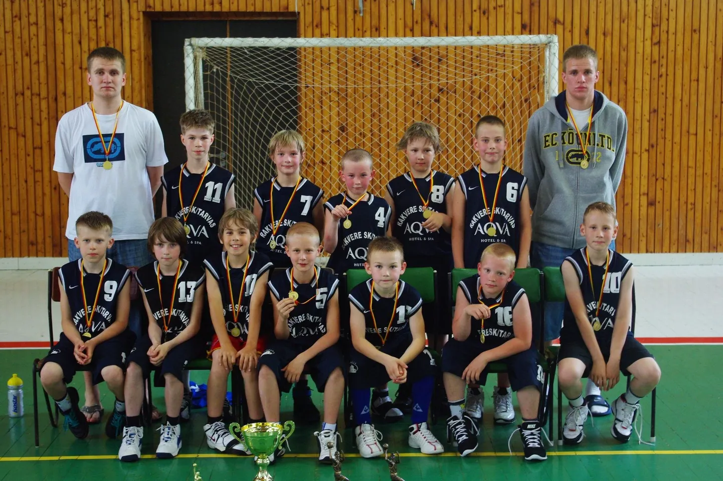Kuldmedali võitnud Rakvere spordikooli kossumeeskond koos treenerite Madis (vasakul)ja Tõnis Putkoga.