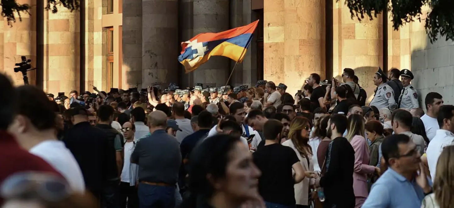 Акции протеста в Ереване против бездействия властей начались 19 сентября (на снимке).