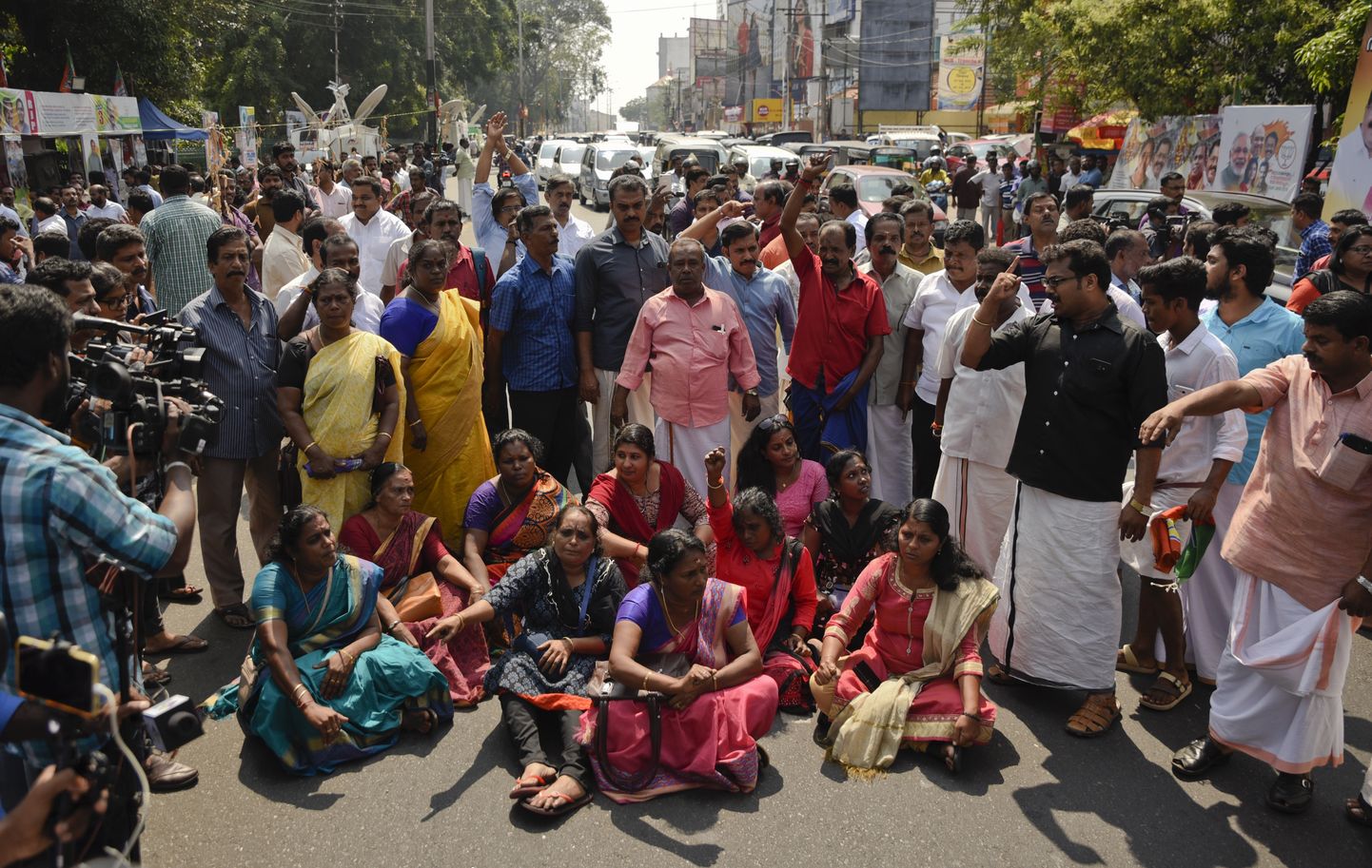 Meeleavaldajad tõkestasid täna Thiruvananthapuramis Kerala osariigis liiklust, et väljendada protesti naiste sisenemise vastu pühasse templisse.