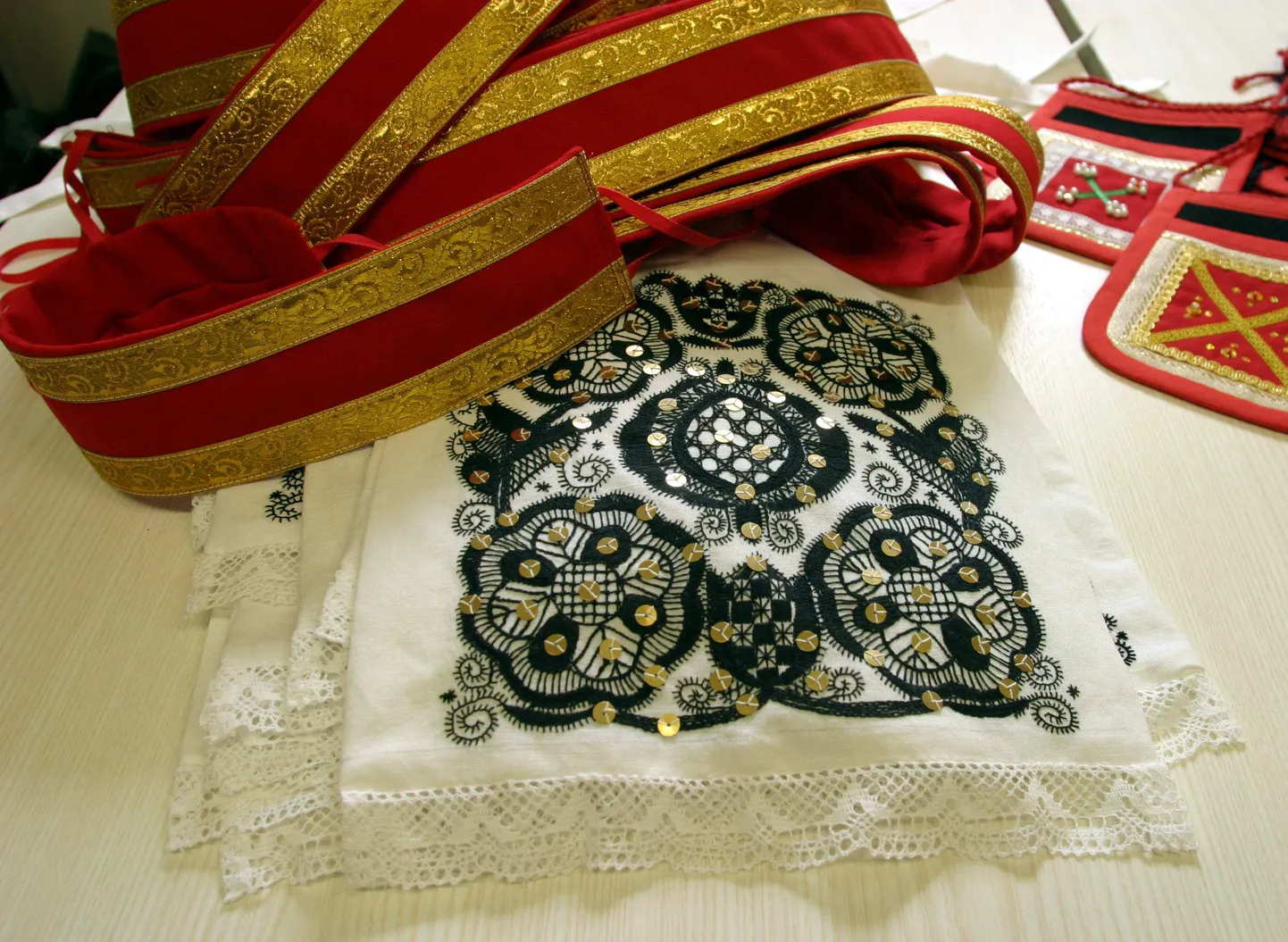 Näitusel saab näha Vastseliina, Reigi, Otepää, Kuusalu, Audru, Jõhvi ja teiste kihelkondade rahvarõivakostüüme. Pilt on illustratiivne.