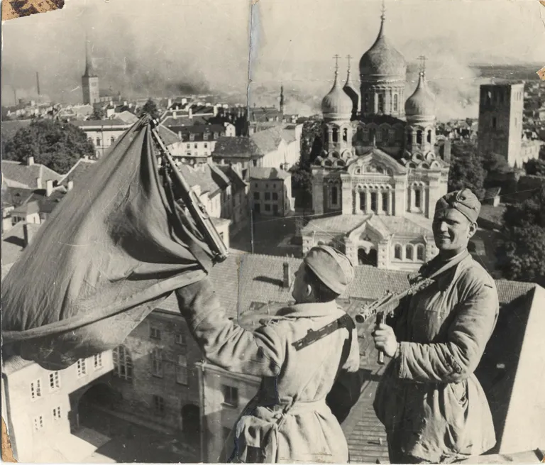 TASSi fotomontaaž: Punaarmee sõdurid V. Vjurkov ja N. Golovan heiskavad punalipu Pika Hermanni torni.