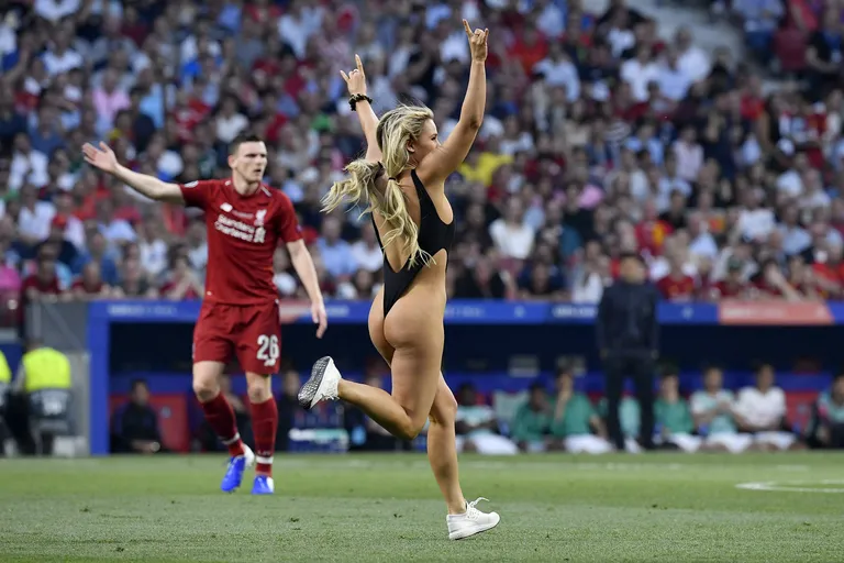 Kinsey Wolanski jooksis väljakule 1. juunil 2019. Liverpooli ja Tottenhami matši ajal.