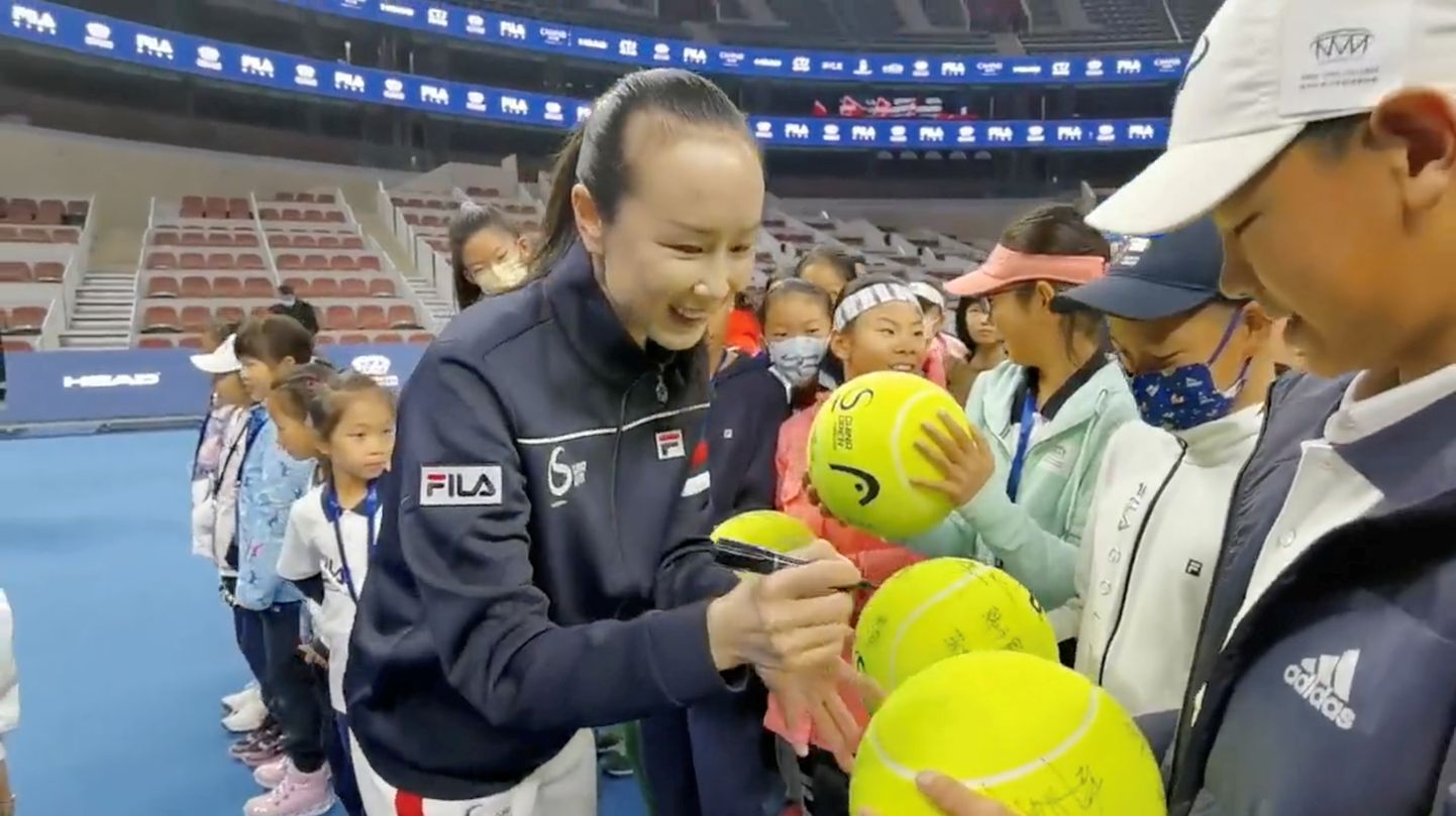 Hiina meedia avaldatud foto tennisist Peng Shuaist laste tennisemeistrivõistlustel. Foto on kinnitamata andmetel tehtud 21. novembril 2021