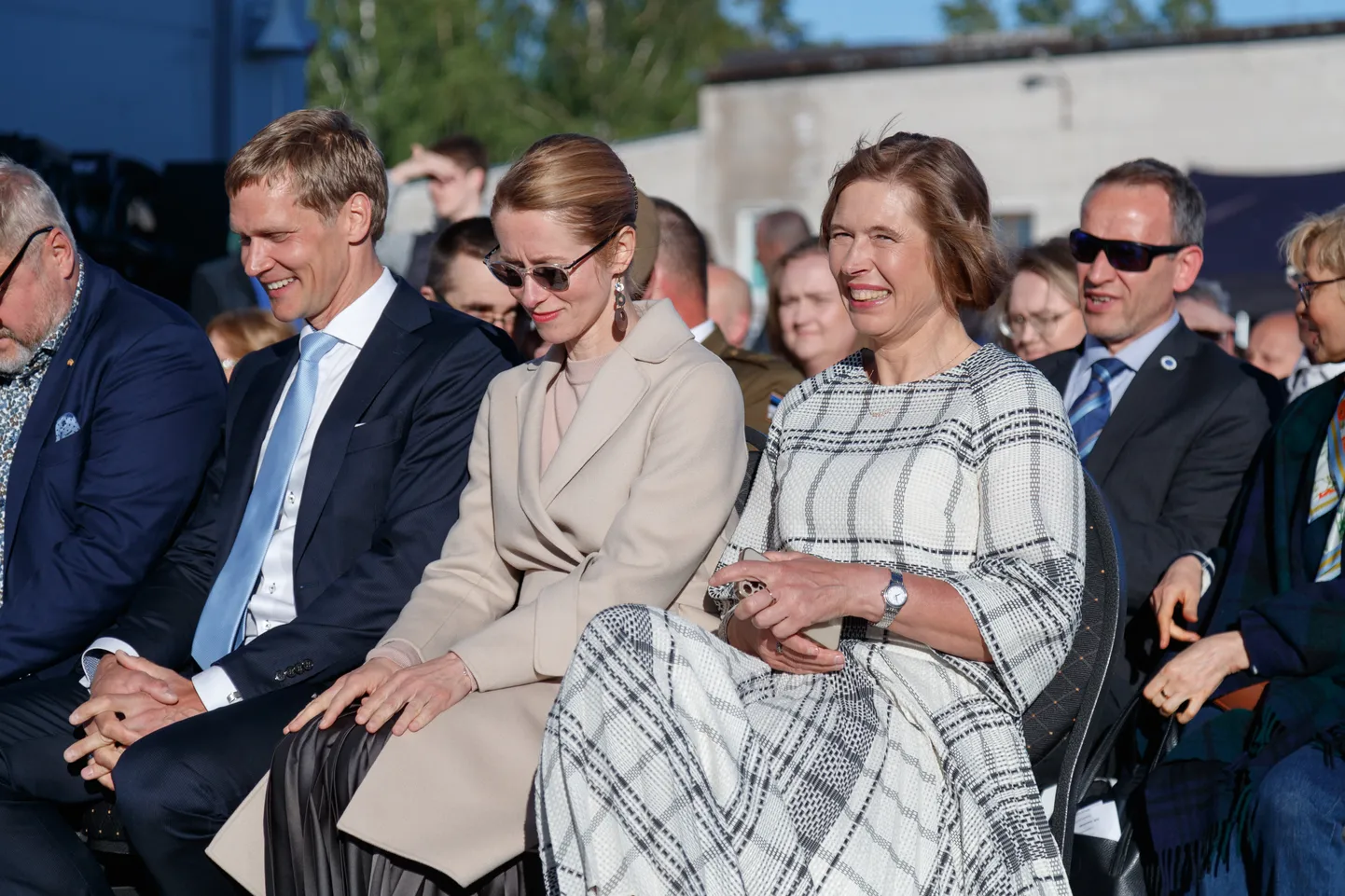 Кая Каллас и Керсти Кальюлайд на благотворительном мероприятии. Слева сидит Арво Халлик - муж Каллас.