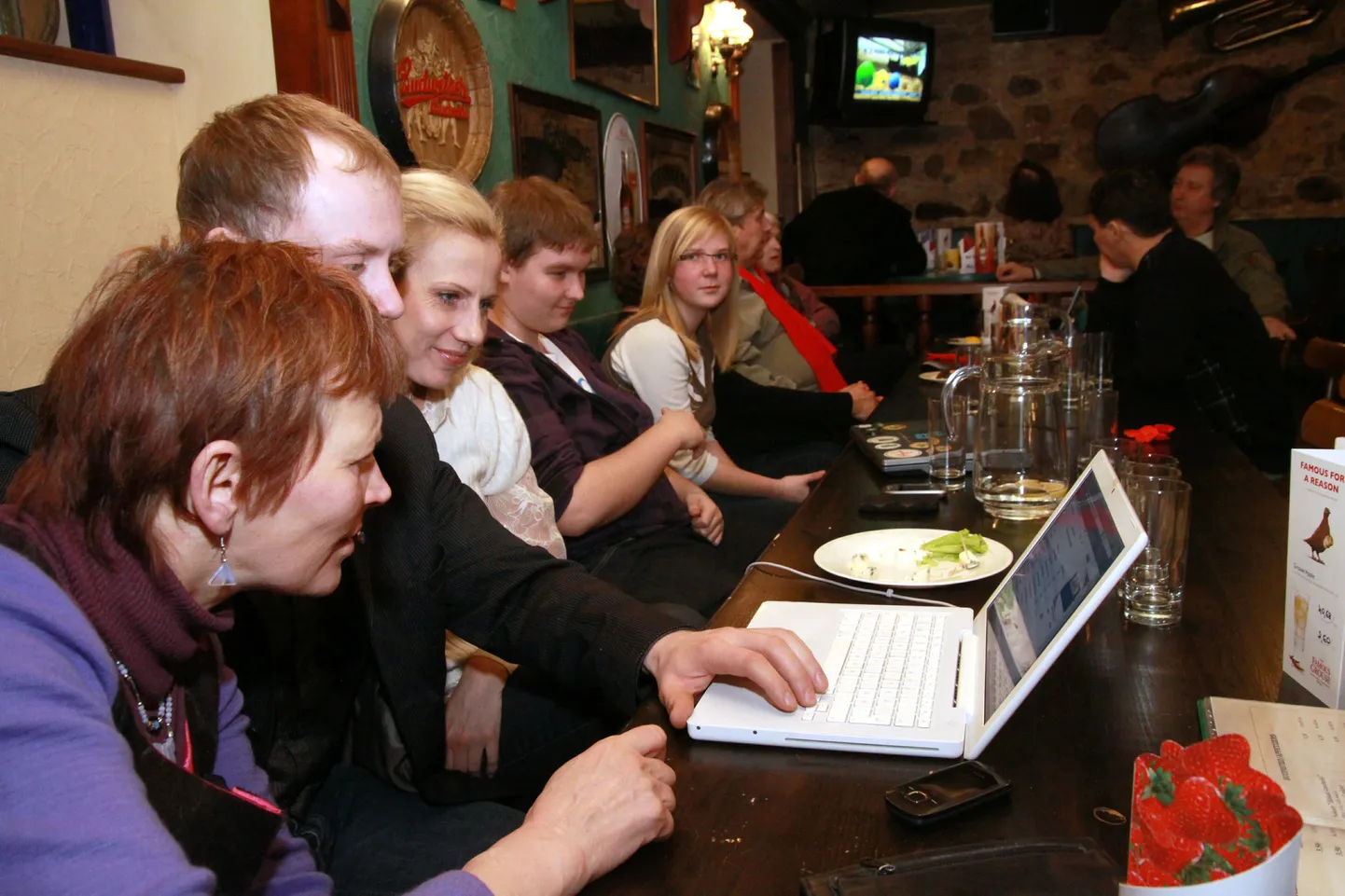 Valimistulemuste jälgimine 2011. aasta riigikogu valimiste ajal. Foto on illustreeriv.
