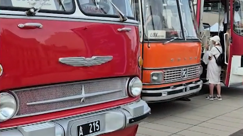 V Rigi potekal festival retro avtobusov ob 30. obletnici Lux Express