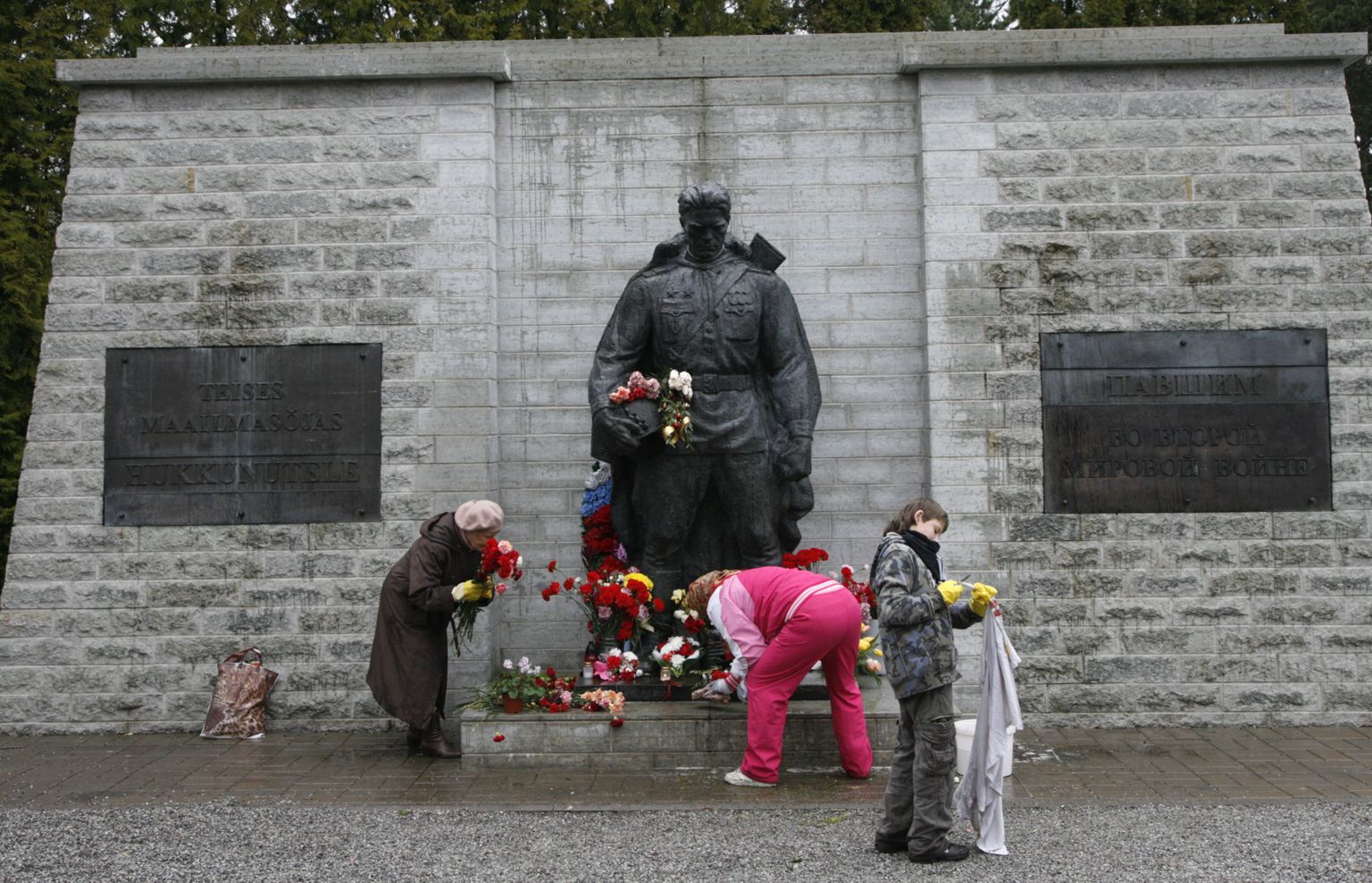 Субботник на военном кладбище 1 мая (архив).