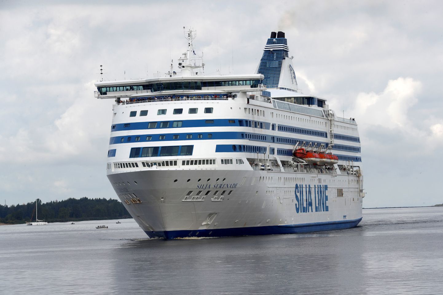 Tallinki laev Silja Serenade sisenemas Riia sadamasse