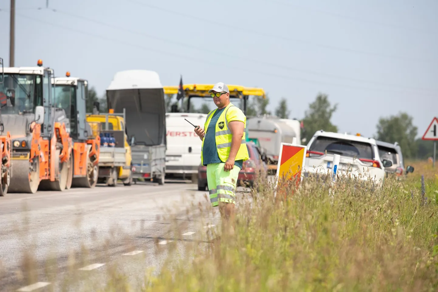 Rakvere–Rannapungerja maantee rekonstrueerimine 2022. aasta suvel. Korraks tekkis tehnoloogiline paus ja teeehitusmasinad kogunesid ühte kohta kokku.