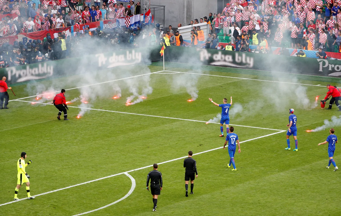 Horvaatia ja Tšehhi kohtumine, kus väljakule visati tõrvikud.