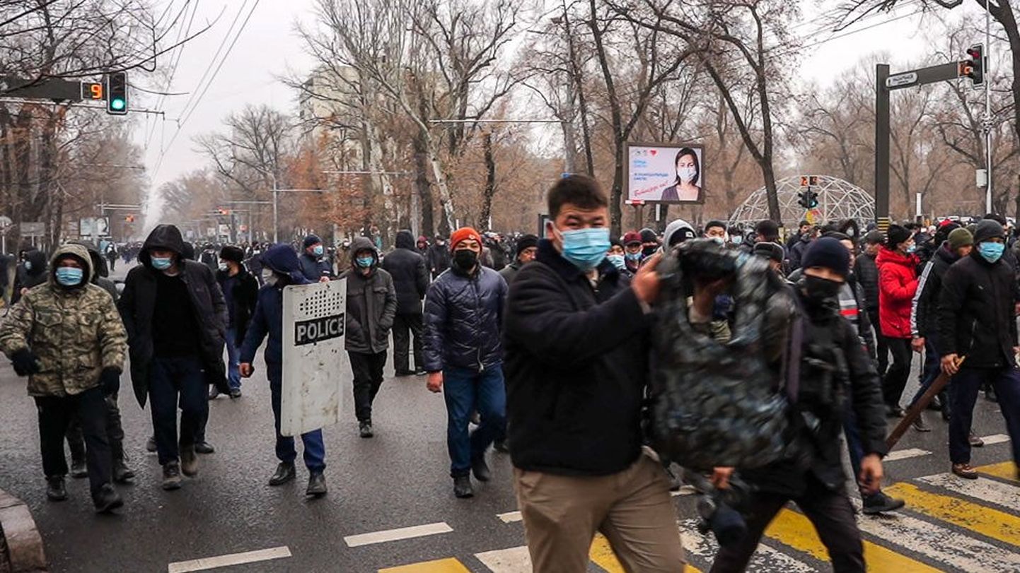 Протестующие идут маршем по Алматы