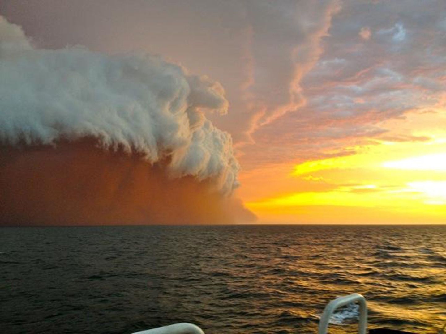 Красное облако в Австралии