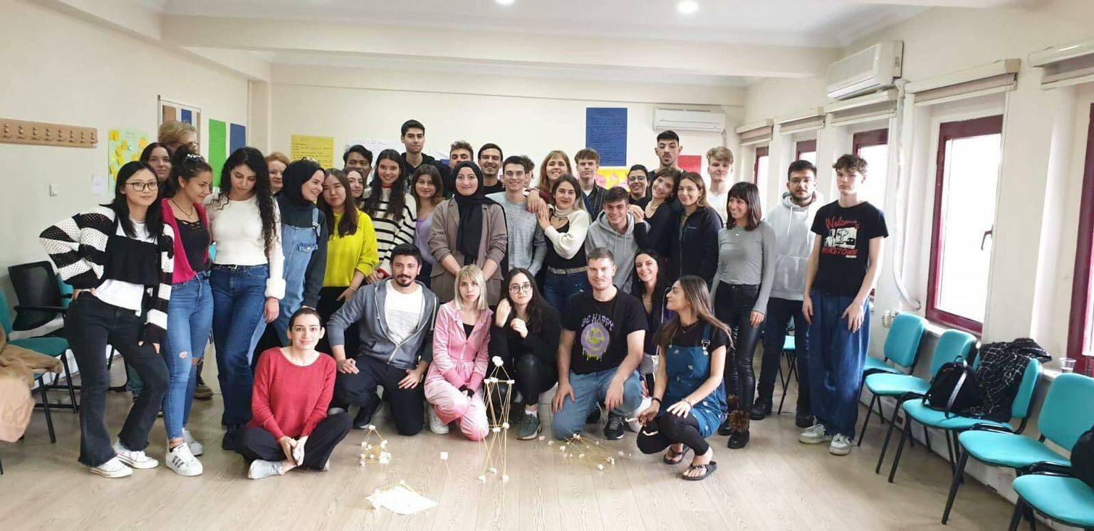 Noorteüritusest "First Think Before Think" osavõtjad Ankaras.