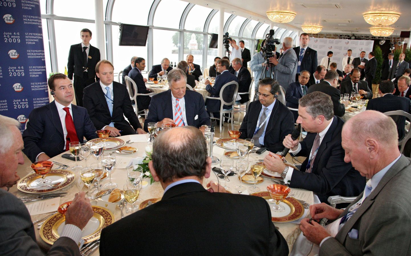 President Dmitri Medvedev (vasakul) koos finantsmaailma juhtfiguuridega Peterburis töisel hommikusöögil.