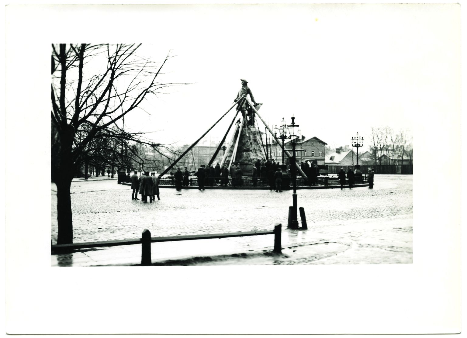 Чтобы снести памятник, его раскачивали веревками и деревянными сваями. 1922 год.