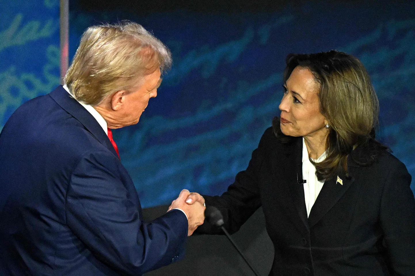 USA asepresident Kamala Harris tutvustamas ennast endisele presidendile Donald Trumpile teledebati alguses 10. septembril 2024.