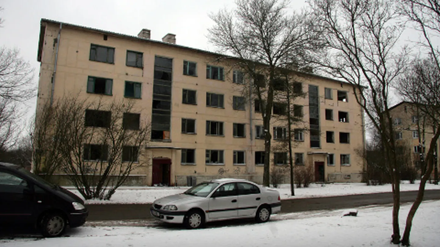 Mahajäetud Vahtra tänava majas asuvate korterite omanikelt nõutakse akna- ja ukseavade sulgemist, et võõrad sinna kolama ei pääseks.