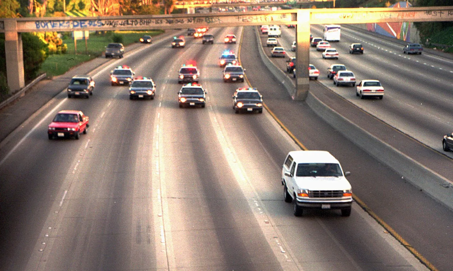 O.J. Simpson valges Ford Broncos politsei eest põgenemas.