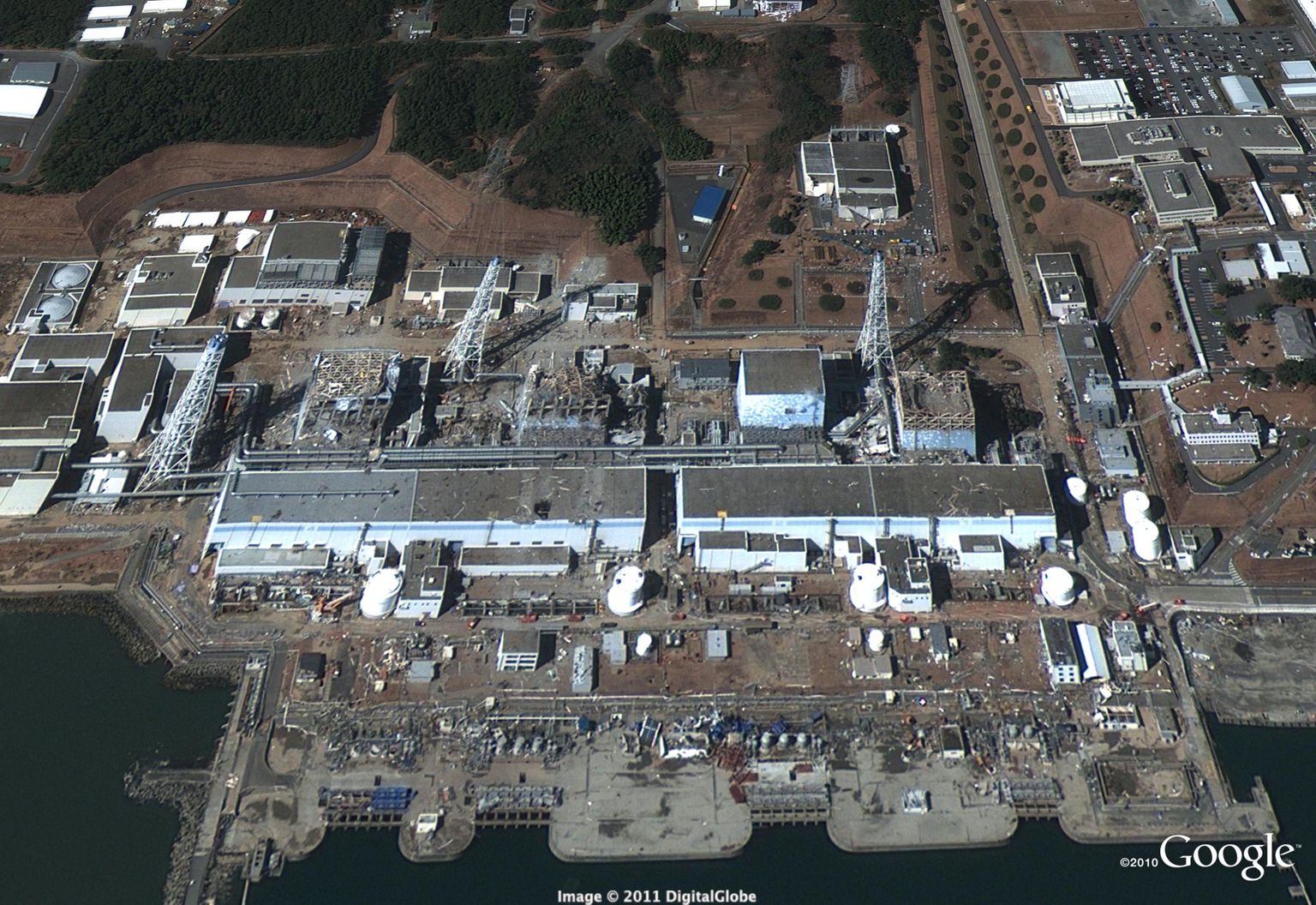 Fukushima esimene tuumajaam ja selle kahjustatud reaktorihooned.