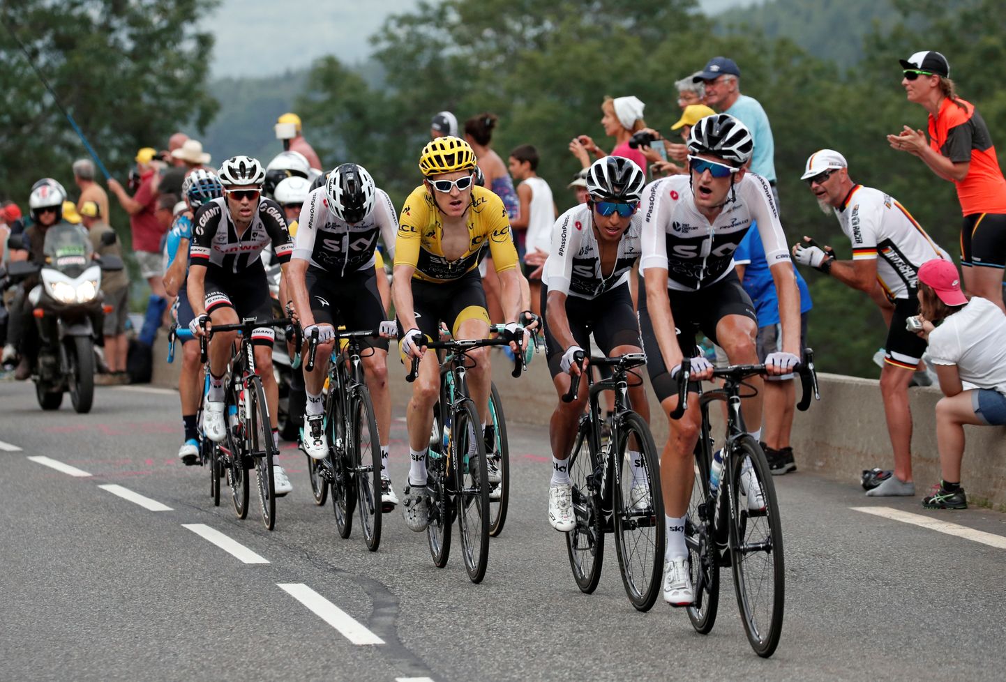 Team Sky jalgratturid mullusel Tour de France'il.