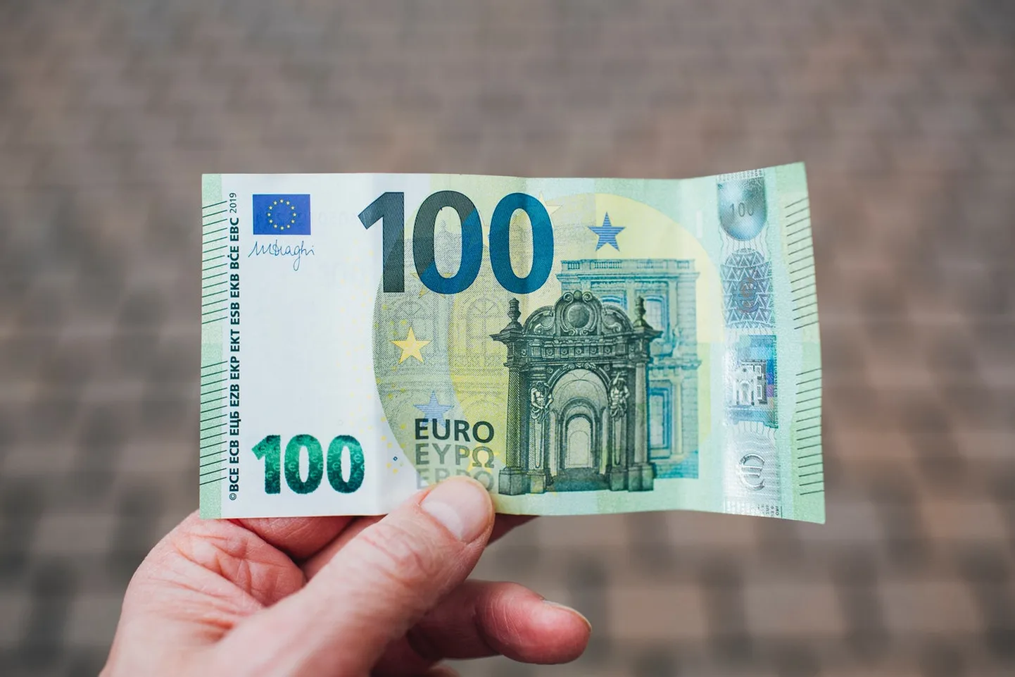 100-eurone rahatäht. Pilt on illustreeriv.