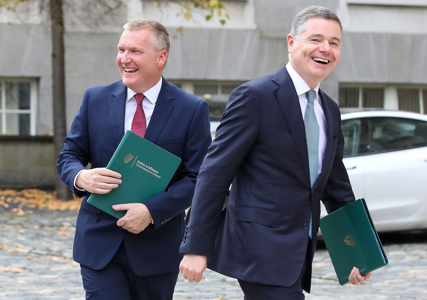 Iirimaa rahandusminister Michael McGrath (vasakul) ja riiklike kulutuste minister Paschal Donohoe suunduvad esitlema parlamendile 2024. aasta riigieelarvet 10. oktoobril 2023.
