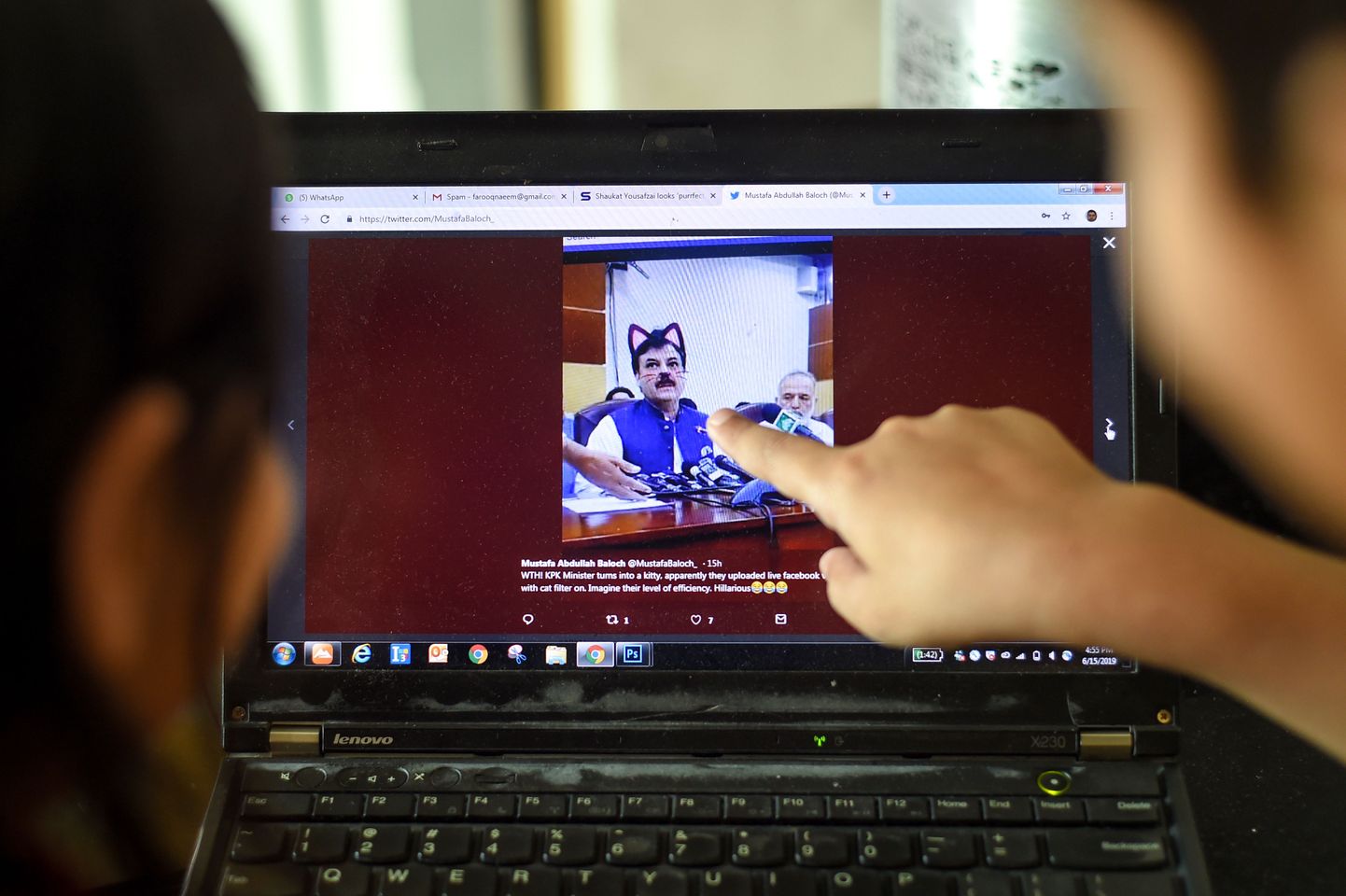 Pakistani lapsed osutamas näpuga kassikõrvadega videoülekandesse sattunud poliitiku Shaukat Yousafzai fotole arvutiekraanil.
