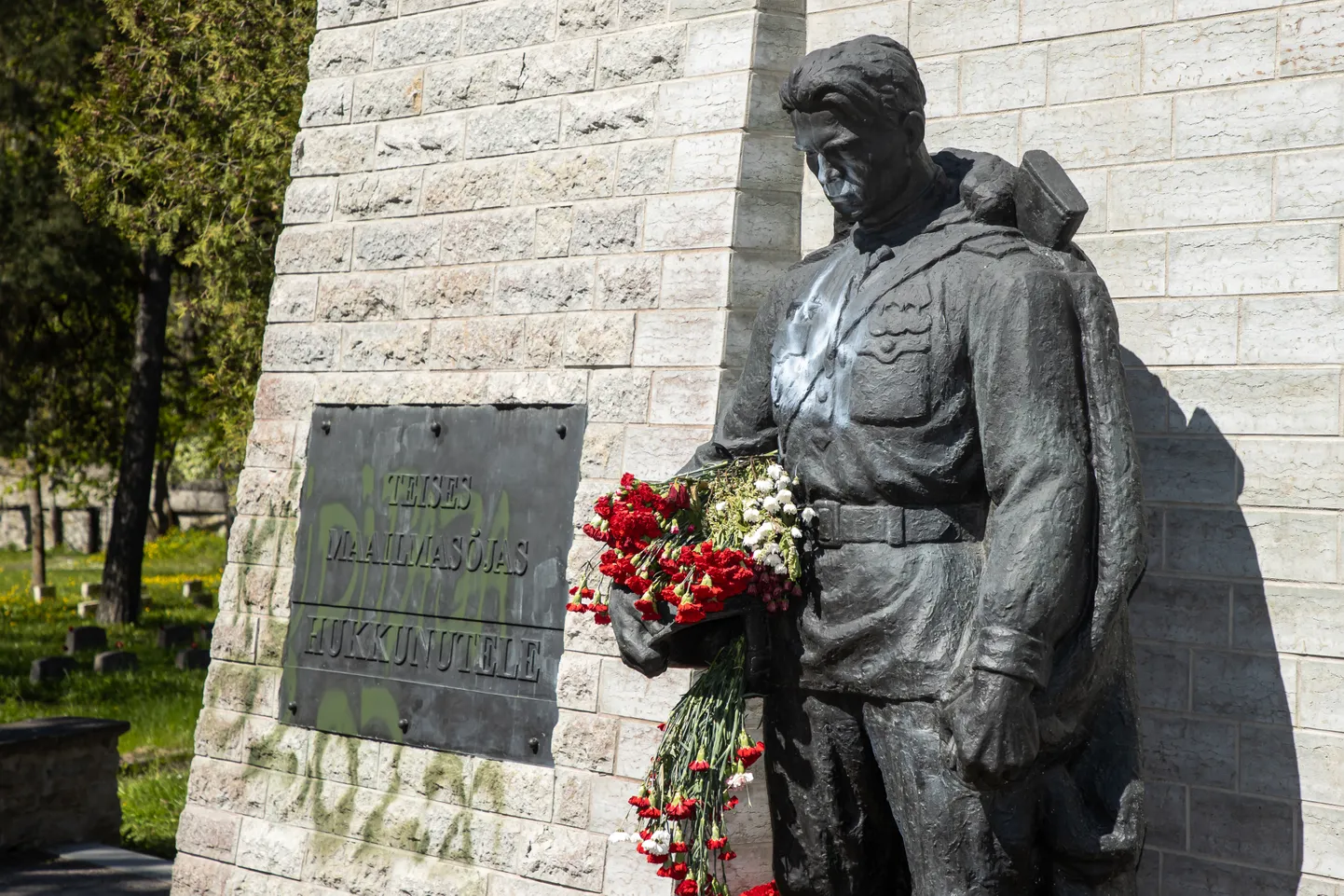 Laupäeval soditi pronkssõduri monumenti.