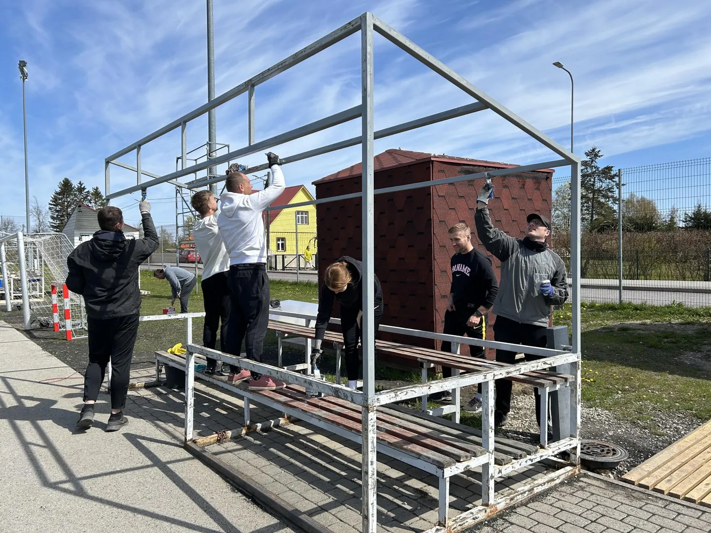 JK Rakvere Tarvas treenerid võõpavad konstruktsiooni üle ning peagi saavad jalgpallurid taas varju alla.