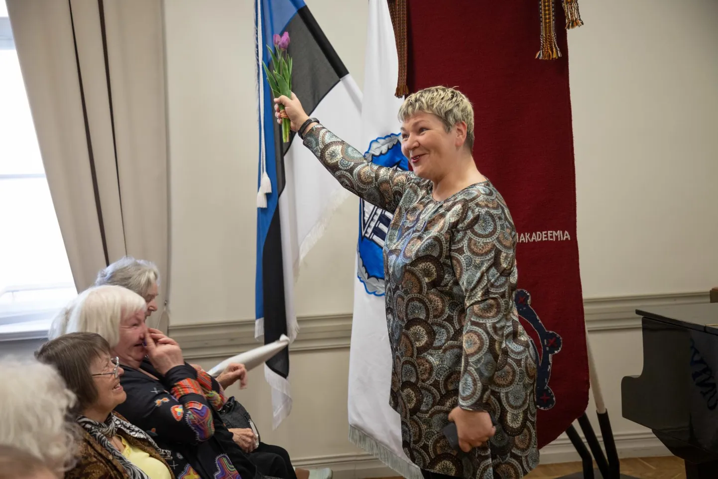 Väärikate ülikooli eestvedaja Piret Aus saatis auväärsed õpilased suvevaheajale ning koputas neile südamele, et nad kindlasti ka puhkamiseks mahti leiaksid.