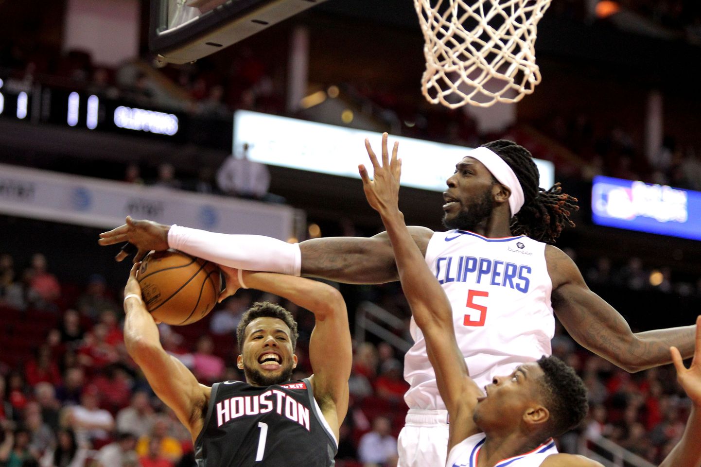 Los Angeles Clippersi äär Montrezl Harrell (paremal) paneb käe peale Houston Rocketsi mehe Michael Carter-Williamsi viskeüritusele.