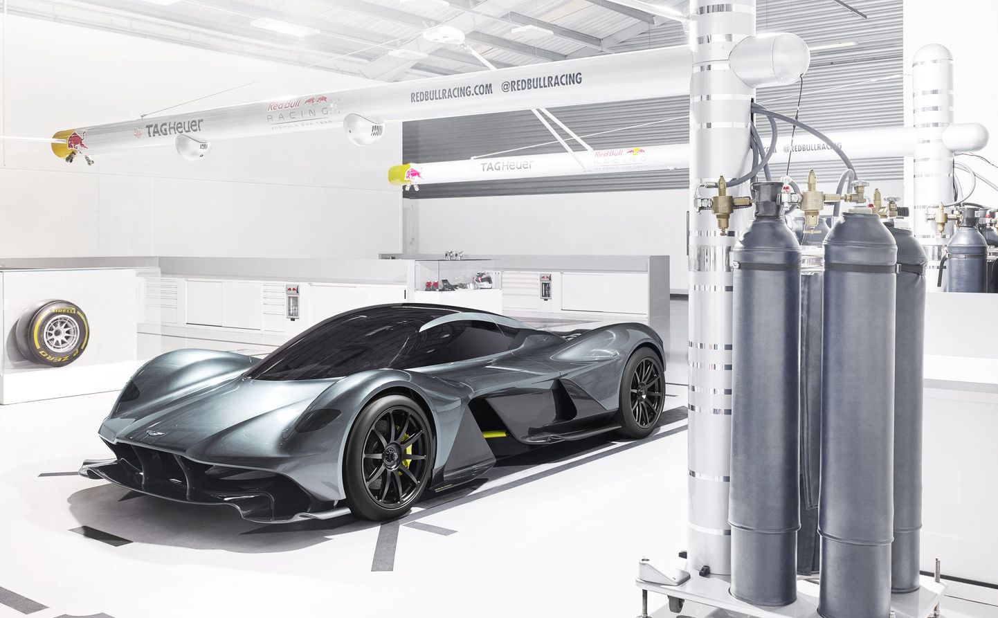 Компания Aston Martin и команда «Формулы-1» Red Bull Racing представили свое совместное творение – гиперкар с карбоновым кузовом AM-RB 001.