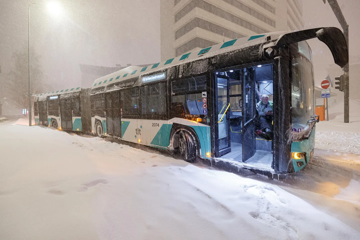 Tallinn Lumetorm Birgit tõttu lumme kinni jäänud TLT liinibussid.
