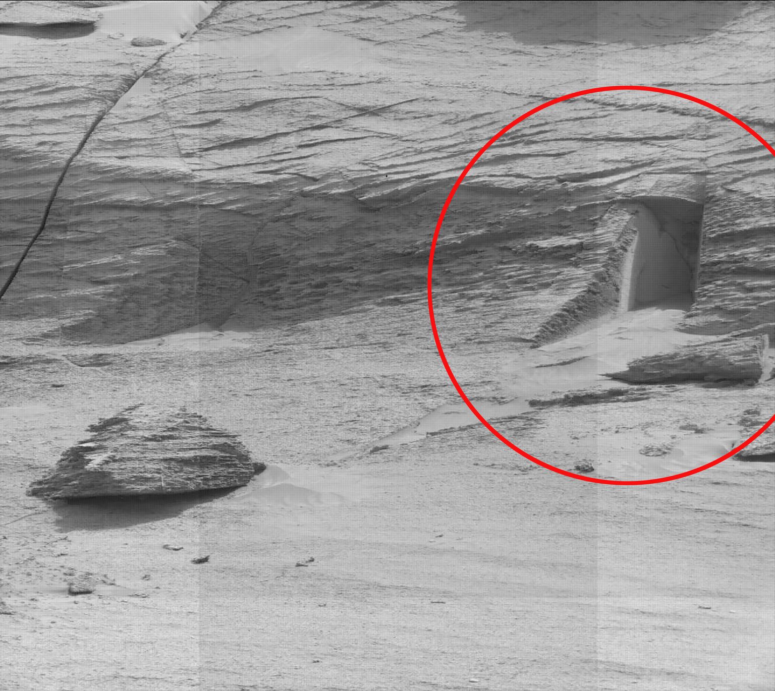USA kosmoseagentuuri NASA kulgur Curiosity jäädvustas Marsil midagi, mis näeb välja nagu ukseava