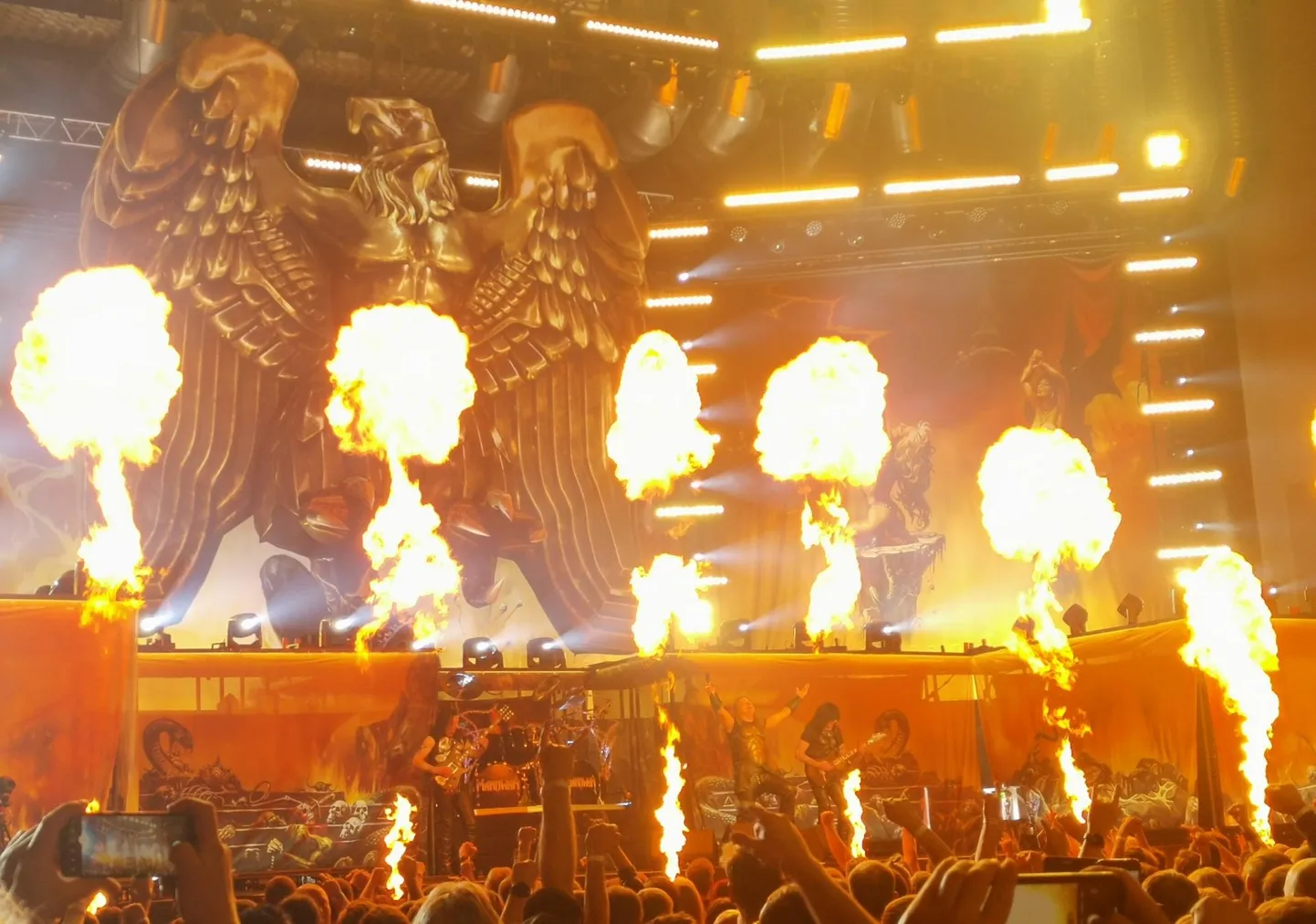 Manowar – punt pensioniealisi mehi, kes kannab oma nahkpükse juba peaaegu pool sajandit au ja uhkusega ning pole neid selle aja jooksul ilmselt kordagi pesnud.