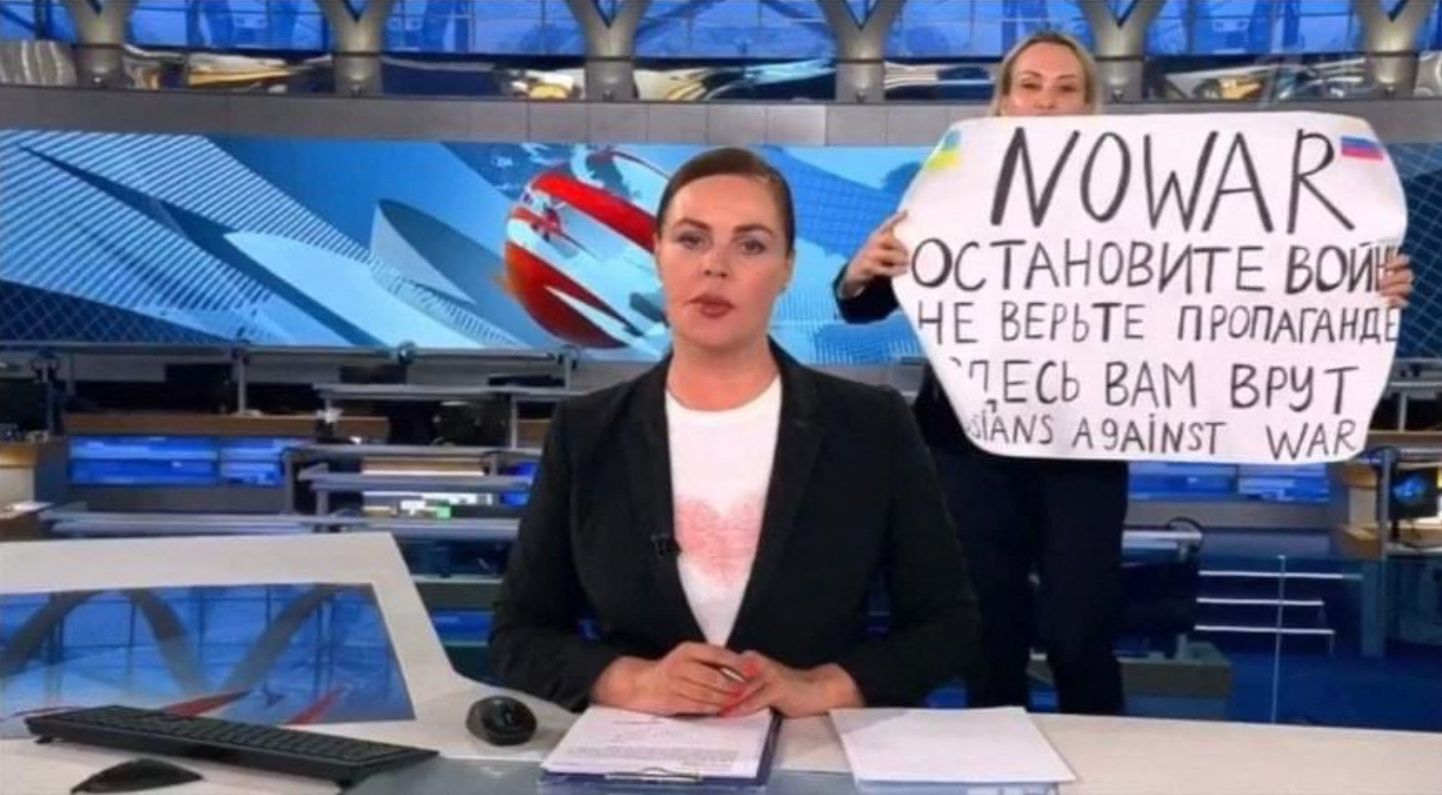 Vene ajakirjanik Marina Ovsjannikova protestis 14. märtsil 2022 kanali Rossija 1 uudistesaates plakatiga Ukraina sõja vastu