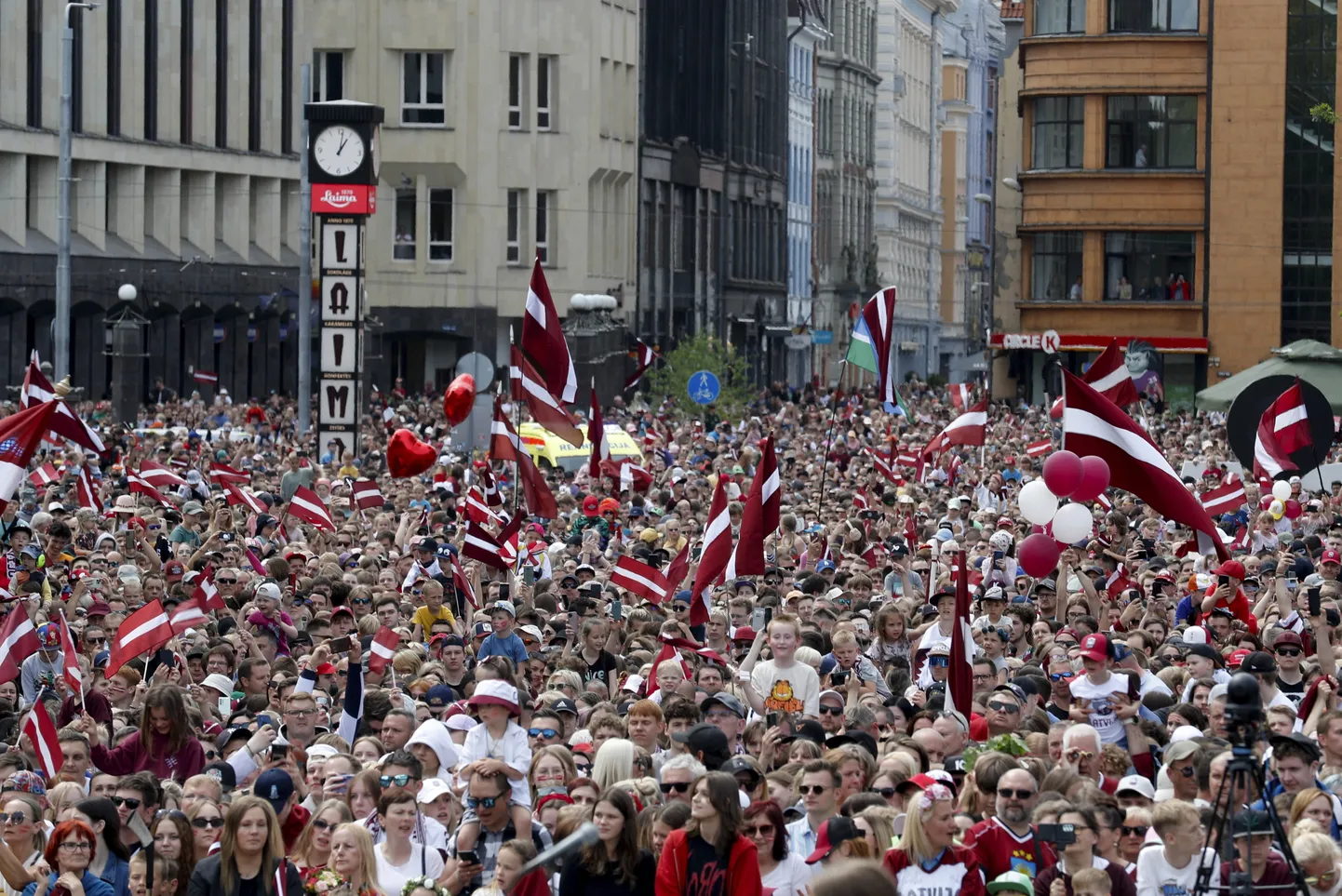 Lätlased tervitamas MMil pronksmedali võitnud jäähokikoondislasi.