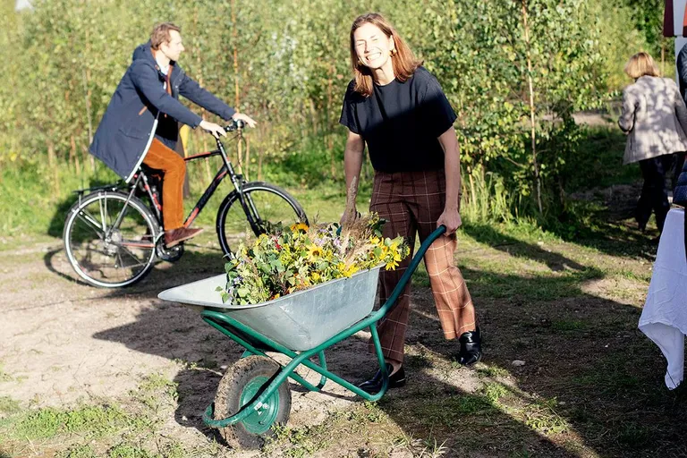 Sporta pils apkaimes iedzīvotāji rosās kopienas dārza darbos