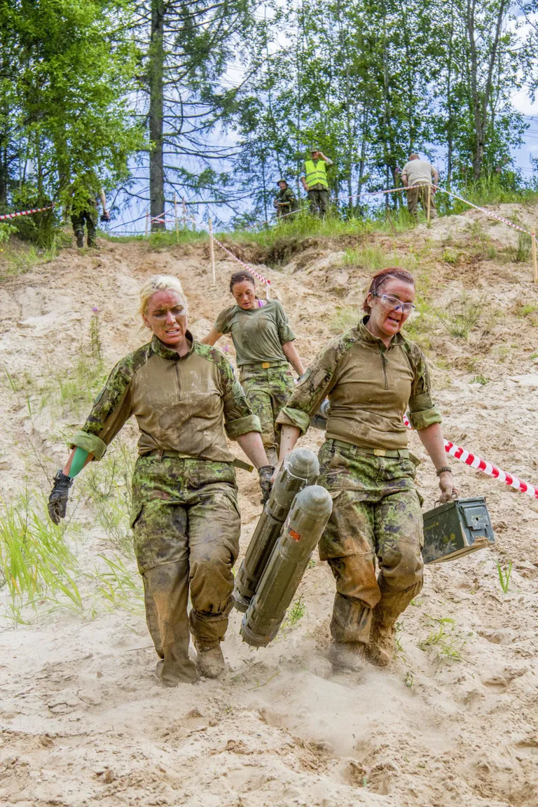 Naiskodukaitsjate võistkond Pärnumaal rahvusvahelisel Admiral Pitka nimelisel sõjalissportlikul võistlusel.