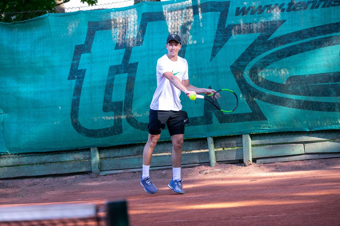 Rakvere Tenniseklubi esireketi rasket koormat kandnud Oliver Varekile (pildil) kujunes talle vastu astunud Pallase esinumber Mattias Siimar ilmselgelt liiga tugevaks pähliks, mida pureda.