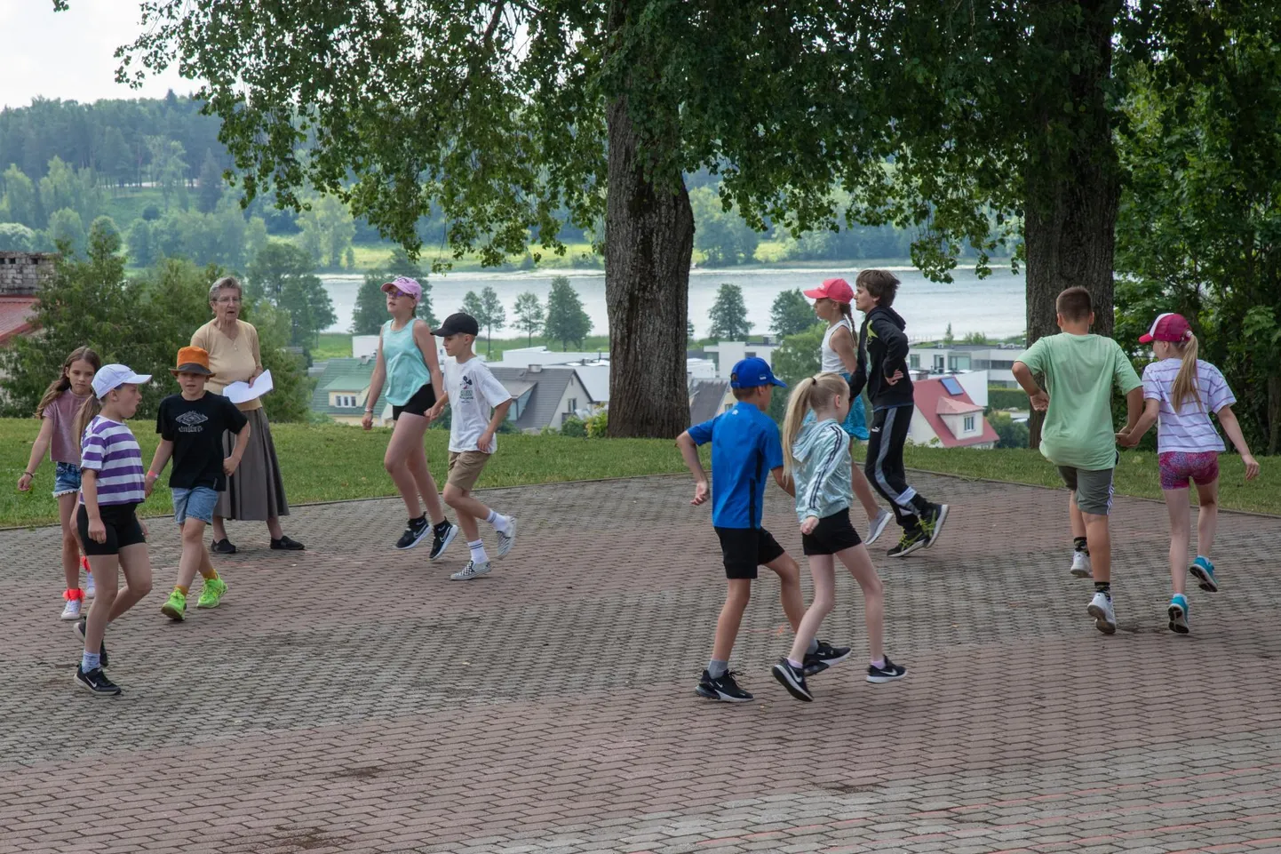 Esmaspäeva hommikul kell kümme ootas Maie Tammemäe Kesklinna kooli hoovi kolmanda klassi segarühma tansijaid, et vaadata veel viimast korda enne suurele tantsupeole sõitmist üle tantsude joonised.