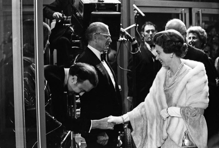 1976. aastal Londonis rahvusliku teatri pidulikul avamistseremoonial.